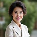 優しい笑顔でカメラを見つめるチーフデザイナー、和服姿の日本人女性。