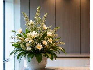 企業の受付に飾られた持続可能な花のアレンジメント
